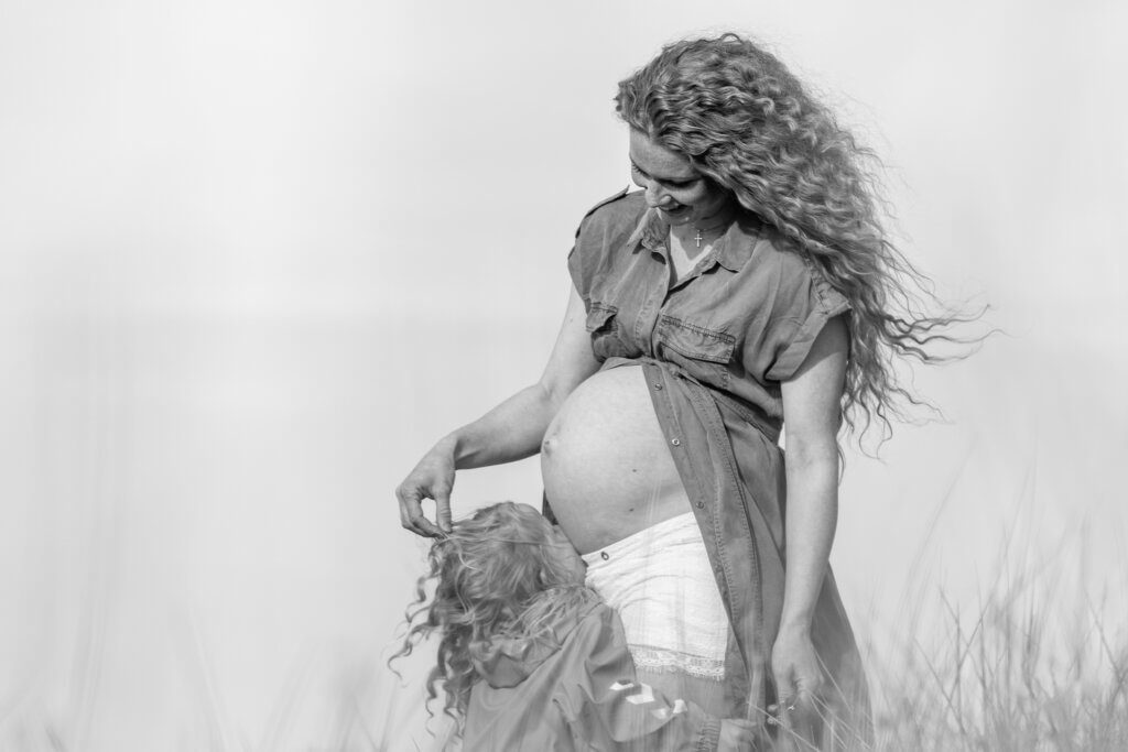 Gravid fotografering Fyn, stående gravid kvinde med smuk gravid mave , fotografering af gravid hos newbornfoto.dk